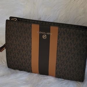 Michael kors wristlet